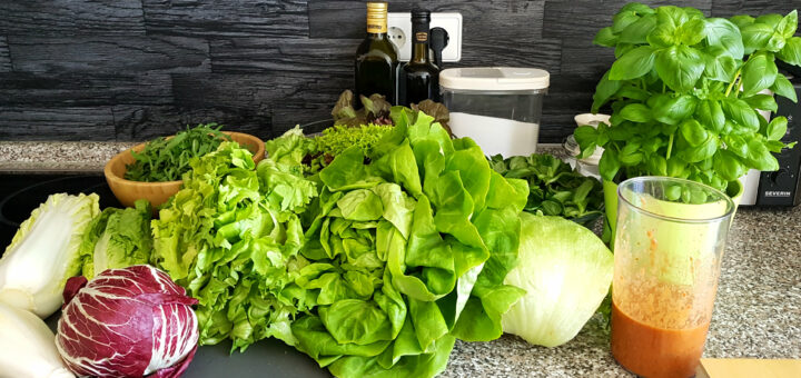 Blattsalate mit Tomatendressing