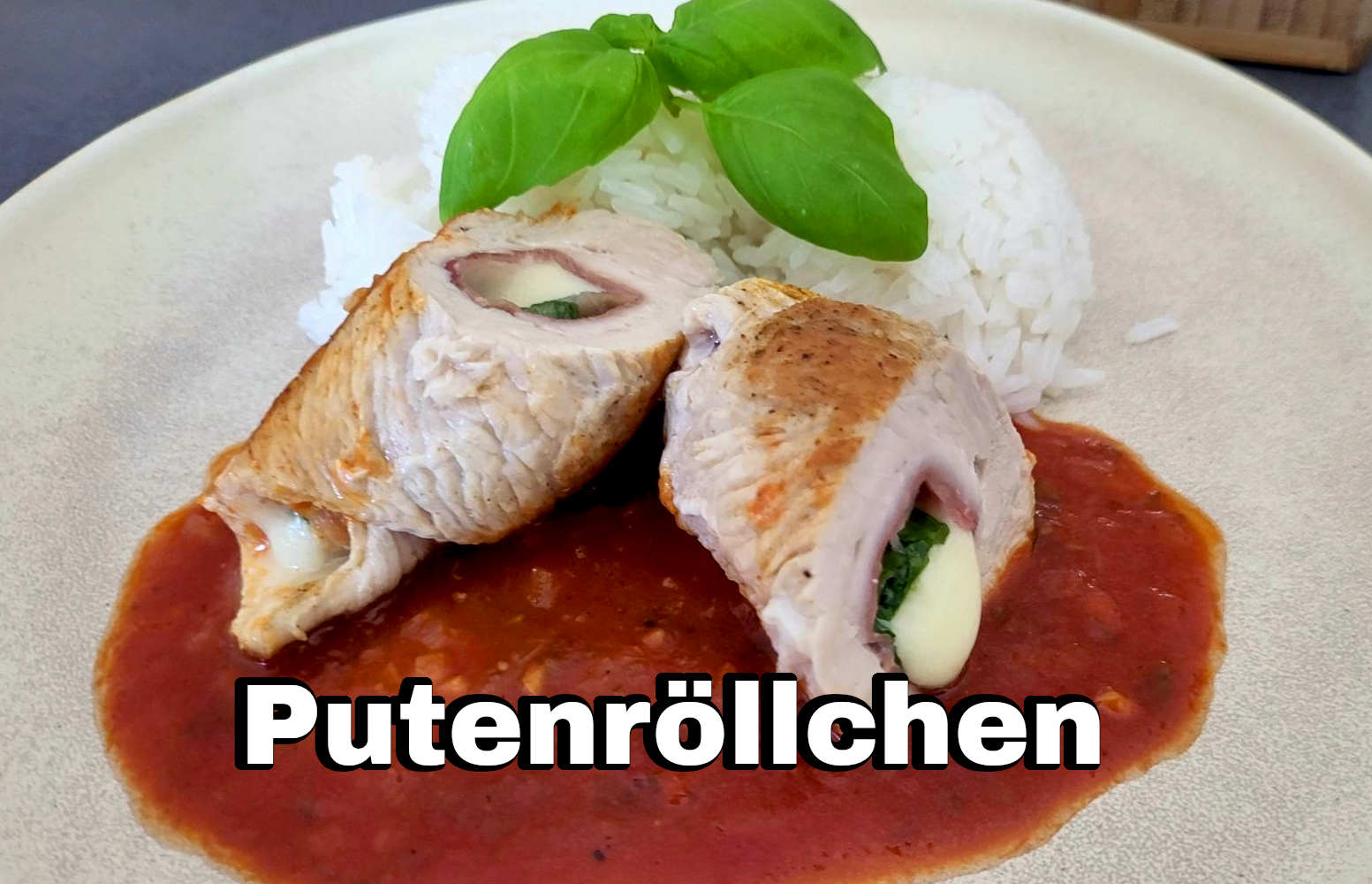 Gefüllte Putenröllchen in Tomatensoße mit Reis - Meiers Kochtipps