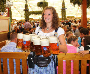 Wiesnbedienung im Hofbraeuzelt, © München Tourismus, Werner Boehm Oktoberfest